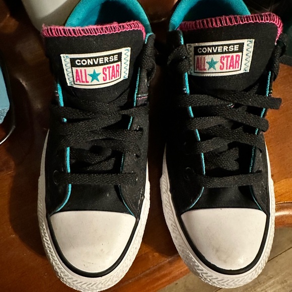 Women’s Converse sneaker, like new. - Picture 2 of 3